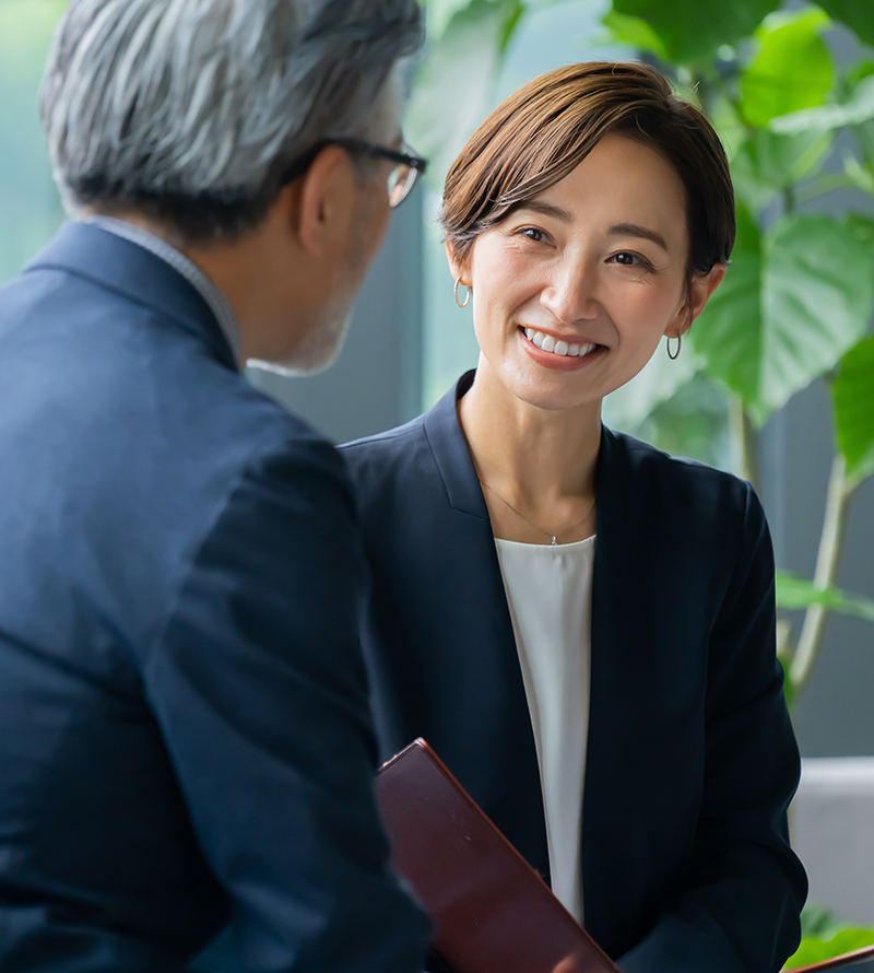 motivationally-aligned-feedback-img A male manager providing validating, encouraging, motivationally aligned feedback to a female employee
